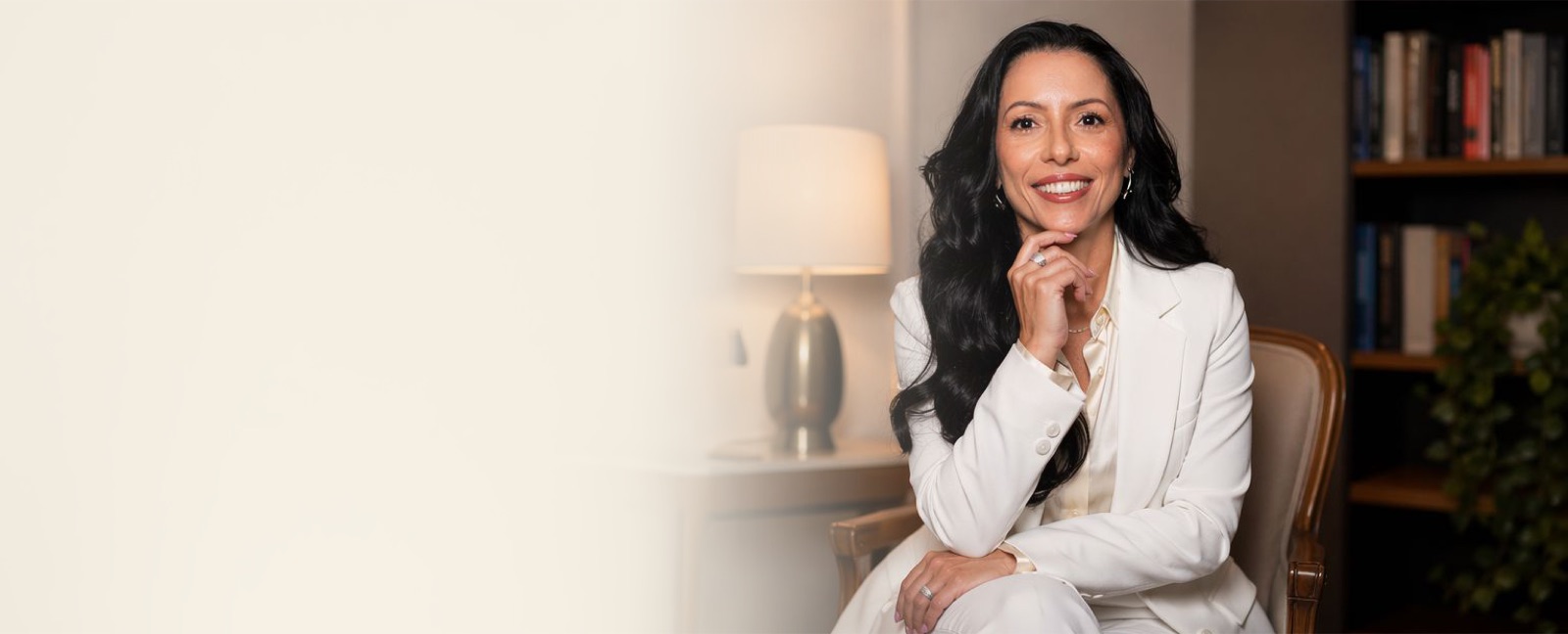 Jackeline Mattos sentada no consultório, sorrindo
